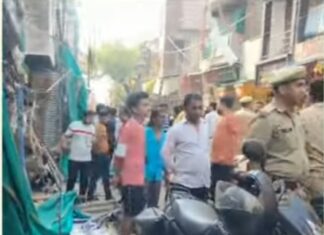 #Jhansi मुख्यमंत्री द्वय के रोड शो के पूर्व अतिक्रमण हटाने से भड़के दुकानदार