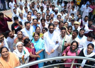 #Jhansi नीट परीक्षा रद्द करने की मांग को लेकर कांग्रेस ने किया विरोध प्रदर्शन