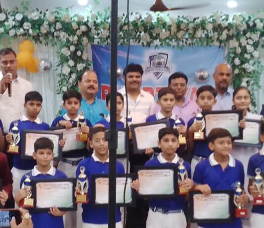 जिले का मान बढ़ाने वाले सैनिक स्कूल में चयनित छात्र सम्मानित