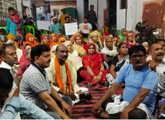 Jhansi घनी आबादी में देशी शराब की दुकान के विरोध में अनिश्चित कालीन धरना