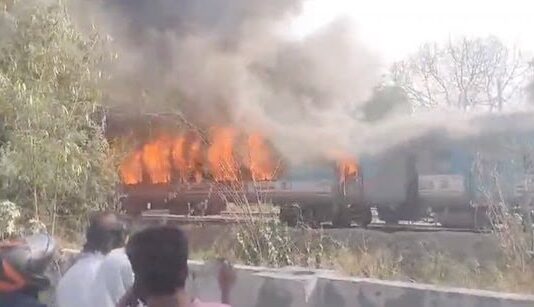 ताज एक्सप्रेस के तीन कोच जले, हादसे में बाल-बाल बचे यात्री