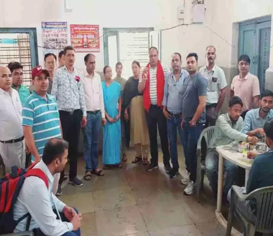 Jhansi एनपीएस के विरोध में प्रदर्शन