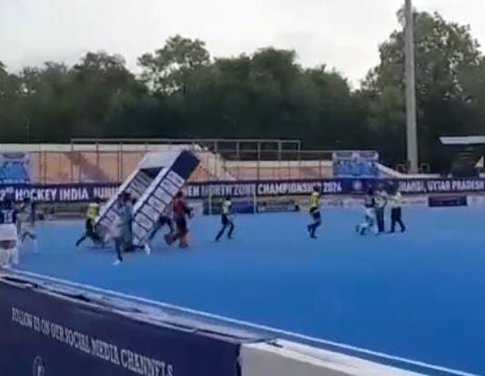 #Jhansi मैदान में गोलकीपर पर गिरा गेट, बाल-बाल बची जान