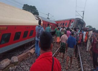 फिर बड़ी रेल दुर्घटना, मालगाड़ी से भिड़ी हावड़ा-मुंबई मेल