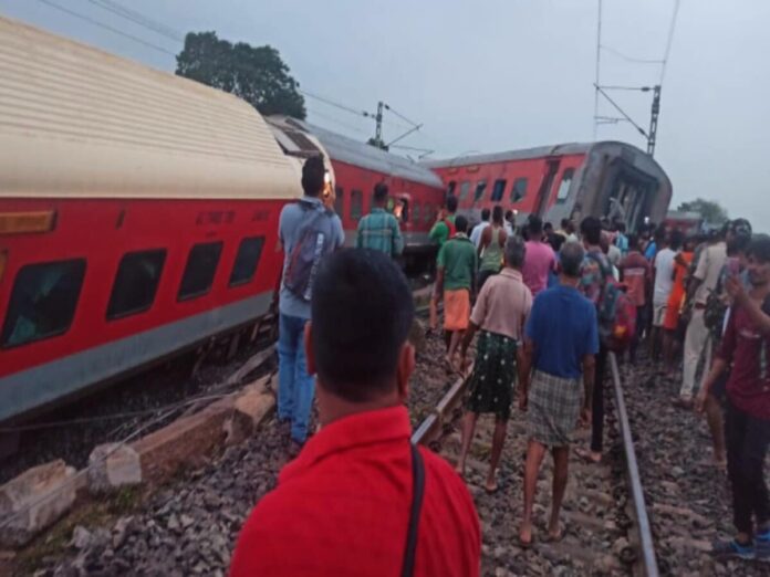 five_bogies_of_train_derailed_in_jharkhand_howrah_mumbai_mail_express_accident__1722302824