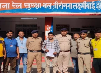 पर्सनल यूजर आईडी पर ई टिकट बना ब्लैक में बेच रहे थे