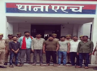 #Jhansi सरे बाजार दुकान में जुआ खेलते 7 गिरफ्तार