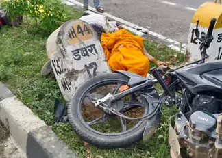 कार और बाइक भिड़ंत में पिता, बेटी और सास की मौत