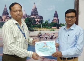 डीआरएम द्वारा उत्कृष्ट कार्य पर बंसल को किया गया सम्मानित