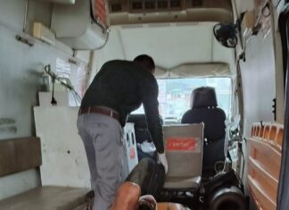 #Jhansi डिप्टी एसएस व टीटीई ठेले पर ही लिटा कर ले आए गंभीर घायल यात्री को