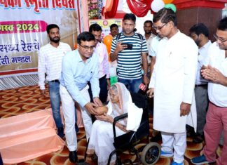 #Jhansi रेलवे द्वारा स्वतंत्रता सैनानी के परिजन सम्मानित