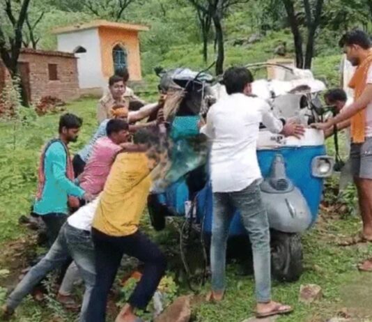 #Jhansi सवारियों समेत आटो 500 फीट ऊंचे पहाड़ से गिरा, युवती की मौत