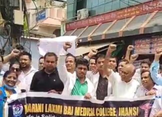 #Jhansi डॉक्टर्स की हड़ताल, IMA अध्यक्ष ने अस्पतालों में जाकर बंद कराई OPD