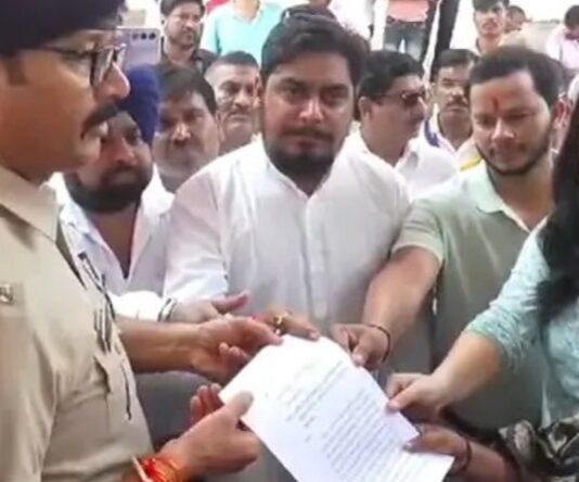 RPF पर कार्यवाई को लेकर SP ऑफिस का किया घेराव