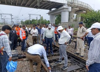 डीआरएम द्वारा झांसी –ललितपुर रेलखंड का संरक्षा निरीक्षण