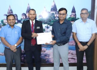 #Jhansi उत्कृष्ट कार्य हेतु टिकट जांच कर्मी सम्मानित