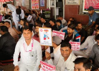 #Jhansi ट्रॉली बैग का बोझ ट्रेन मैनेजर के कंधे पर डालने के खिलाफ धरना