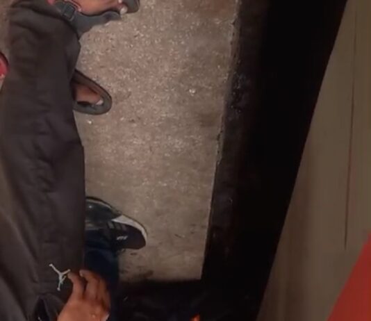 #Jhansi फिसल कर ट्रेन व प्लेटफार्म के बीच लाइनों पर गिरे यात्री की बचाई जान