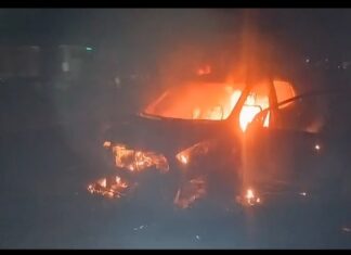 #Jhansi हाईवे पर कार बनी आग का गोला, पिता-पुत्र ने कूद कर जान बचाई
