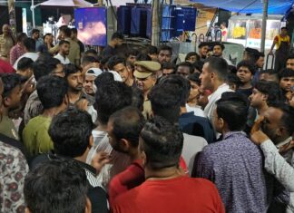 पुलिस ने कराया डीजे बंद, देवी भक्त भड़के