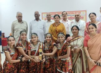 #Jhansi बुन्देली लोक नृत्य प्रतियोगिता की प्रस्तुतियों ने मन मोहा