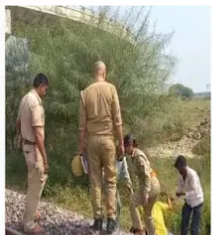 #Jhansi मंदिर पर किया इंतजार, ट्रेन आई और छलांग लगा दी