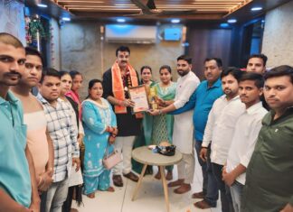 #Jhansi महर्षि बाल्मीकि समिति राजगढ़ ने समाज सेवी डॉ० संदीप को किया सम्मानित