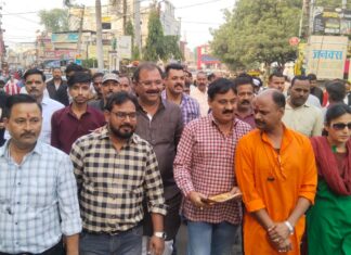 #Jhansi सनातन हिंदू एकता पदयात्रा में व्यापारियों एवं आम जनमानस को किया गया आमंत्रित