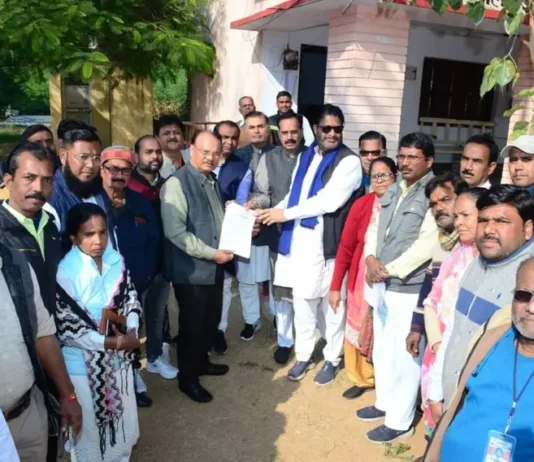 #Jhansi स्मार्ट सिटी घोटाले की जांच को लेकर कांग्रेसियों ने मण्डलायुक्त को सौंपा ज्ञापन