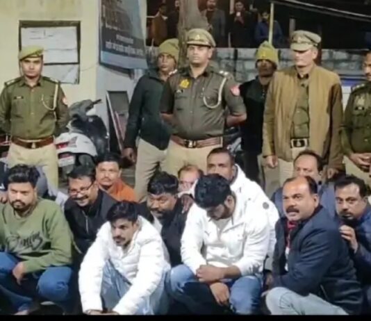 #Jhansi कलेक्ट्रेट के पास जुआ का अड्डा, जुआ खेलते 18 रसूखदार हत्थे चढ़े