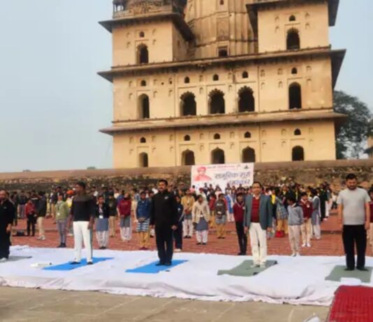 ओरछा: कंचना घाट पर दिखी सूर्य नमस्कार की अद्भुत छटा