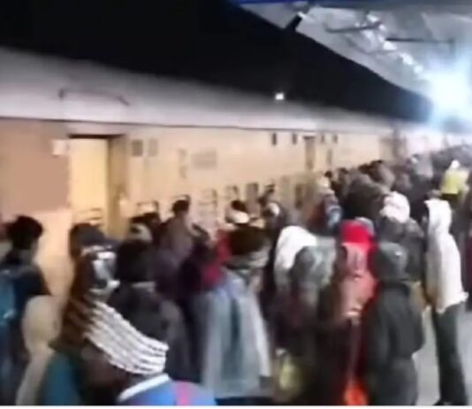 हरपालपुर में पैसेंजर ट्रेन के नहीं खुले गेट तो बाहर से यात्रियों ने कर दिया पथराव
