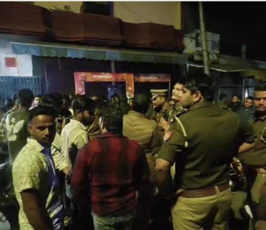 #Jhansi वेज बिरियानी में निकले हड्डी के टुकड़े, नमूने जांच को भेजा, दुकान सील