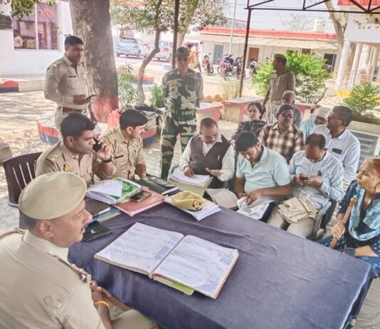 समाधान दिवस में परिवार सहित पहुंचा फौजी, कहा साहब ड्यूटी करूं या जमीन रखाऊँ