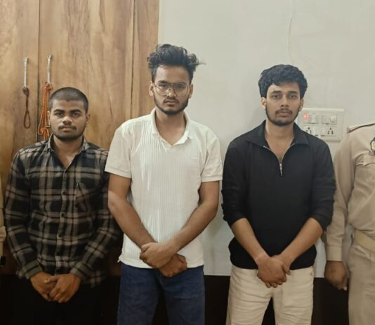 #Jhansi स्कार्पियो में चल रहा था आनलाइन सट्टा, 3 धरे गए