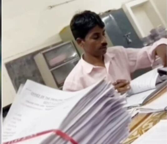 चपरासी ने जांच दीं यूनिवर्सिटी एग्जाम की कॉपियां!