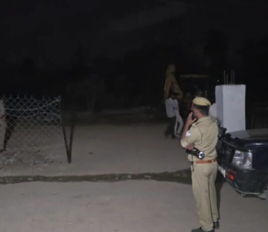 बिना अनुमति के रखी डॉ अम्बेडकर की प्रतिमा को पुलिस ने हटा कर सुरक्षित रखवाया