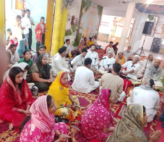 #Jhansi फूल बंगला में विराजे कुंजबिहारी सरकार, चरण दर्शन को उमडे श्रद्धालु