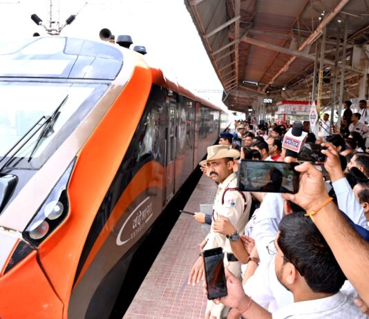 दतिया स्टेशन पर खजुराहो-निजामुद्दीन वंदे भारत एक्सप्रेस के ठहराव का शुभारंभ