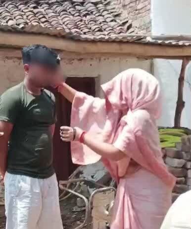 हैवानियत : युवक को पेशाब पिलाई व मुर्गा बनाया, मुंह में कालिख पोतकर चप्पलों से पीटते हुए गांव में घुमाया