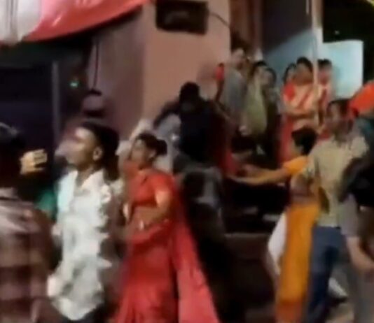 #Jhansi कूलर की शीतल हवा ने शादी समारोह को जंग के मैदान में बदला, जम कर चलीं कुर्सियां