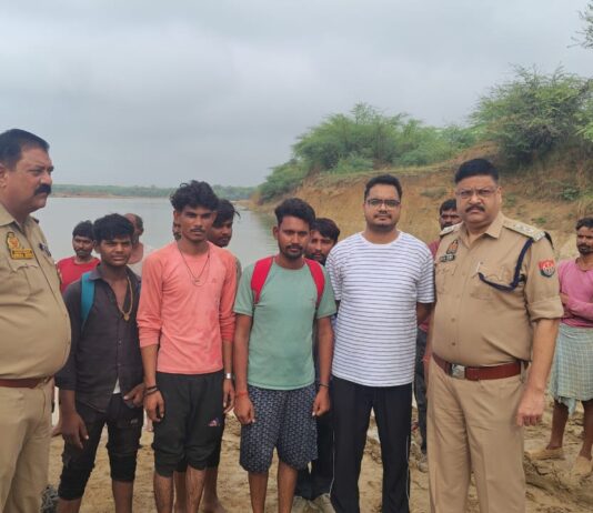 #Jhansi बालू खनन में जुटे पांच श्रमिक उफनती बेतवा में रात भर घिरे रहे, सुबह रेस्क्यू कर बचाया