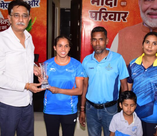 सांसद ने अंतरराष्ट्रीय हाफ मैराथन विजेता शीलू यादव को किया सम्मानित