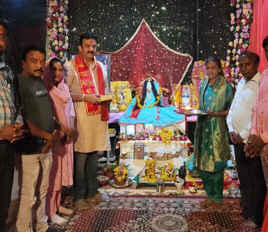 नवचंडी महायज्ञ में आहुति देकर डॉ० संदीप ने दिया महिला सशक्तिकरण का संदेश