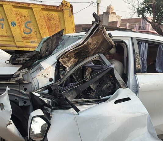 हाईवे पर रफ्तार व लापरवाही का कहर : कार डिवाइडर से टकराई, कारोबारी, पत्नी-बेटी व चालक की मौत, 5 घायल