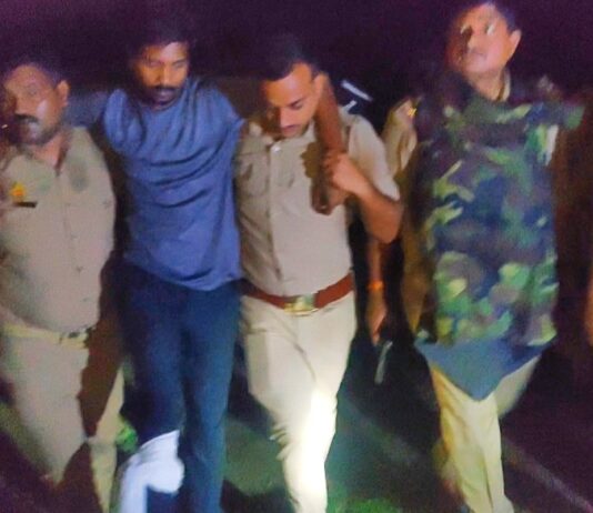 #Jhansi मां – बेटा से दुष्कर्म करने वाला ट्रक चालक को एनकाउंटर में गोली लगी