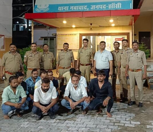 #Jhansi सार्वजनिक जगहों पर पीने वालों में अफरातफरी, 11 शराबी पकड़े गए