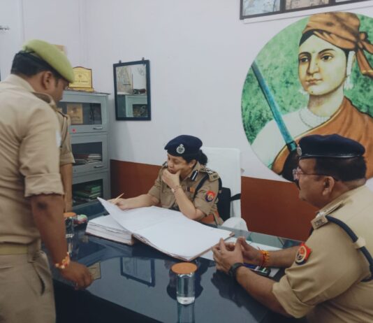 DIG, GRP द्वारा थाना जीआरपी झांसी, अनुभागीय कार्यालय व जीआरपी लाइन झांसी का निरीक्षण