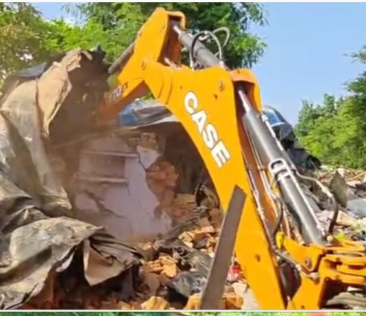 #Jhansi मलिन बस्ती पर चला बुलडोजर, जमकर किया विरोध