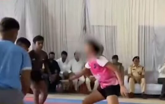 निबाड़ी में लड़की – लड़कों के बीच कबड्डी !